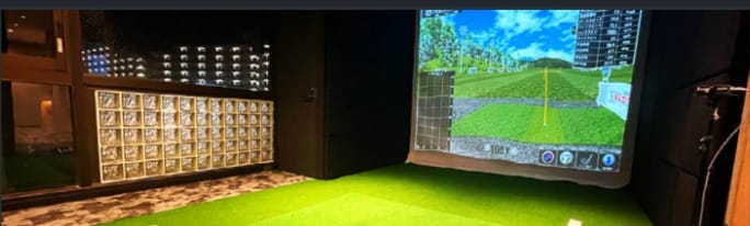個室シミュレーションルームで弾道を計測している様子